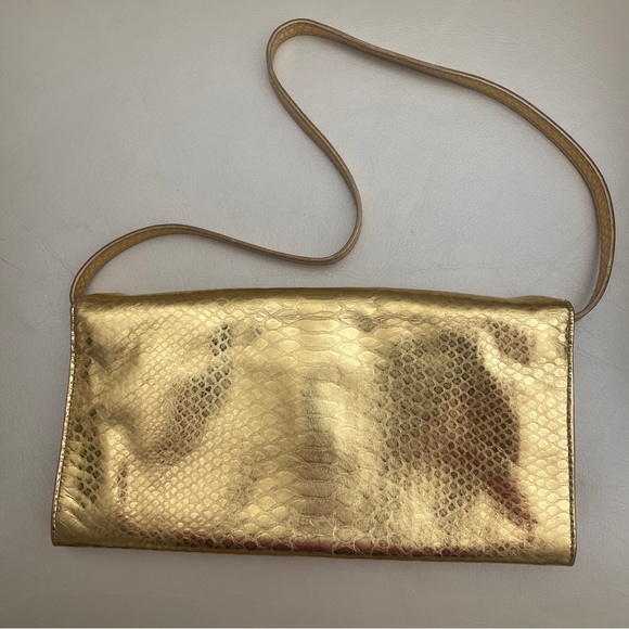 Michael Kors Gold Hand Bag
Magnetic Snap
Detachable Strap - Picture 2 of 14